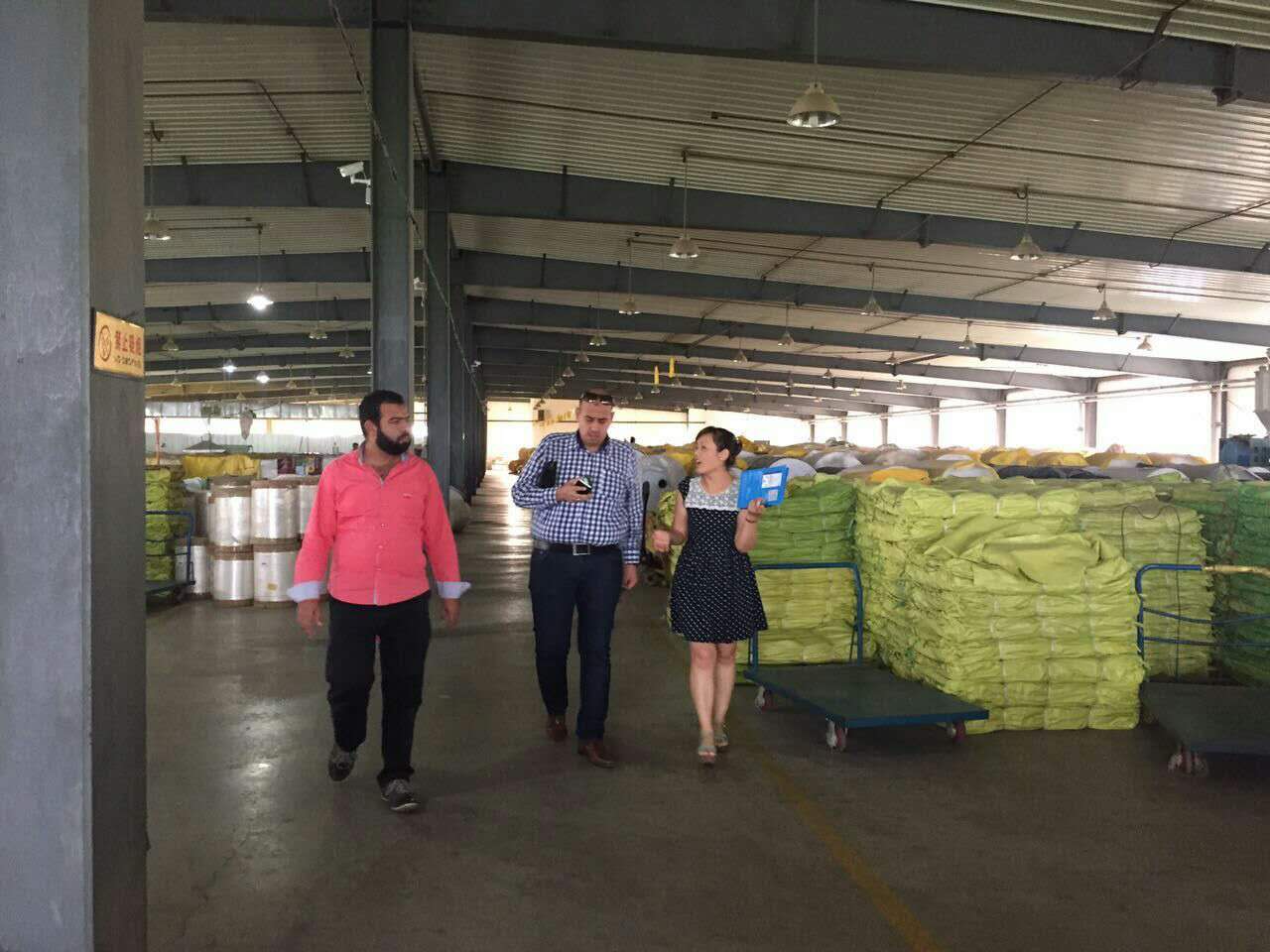 埃及一家化肥企業總經理和生產負責人來我公司洽談采購（gòu）自（zì）粘方（fāng）包裝袋和三複合編織袋業務1